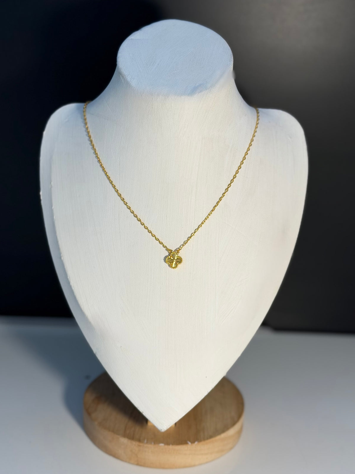 Centered Clover Necklace - Yellow Gold size 10mm