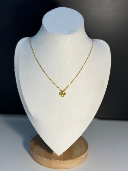 Centered Clover Necklace - Yellow Gold size 10mm