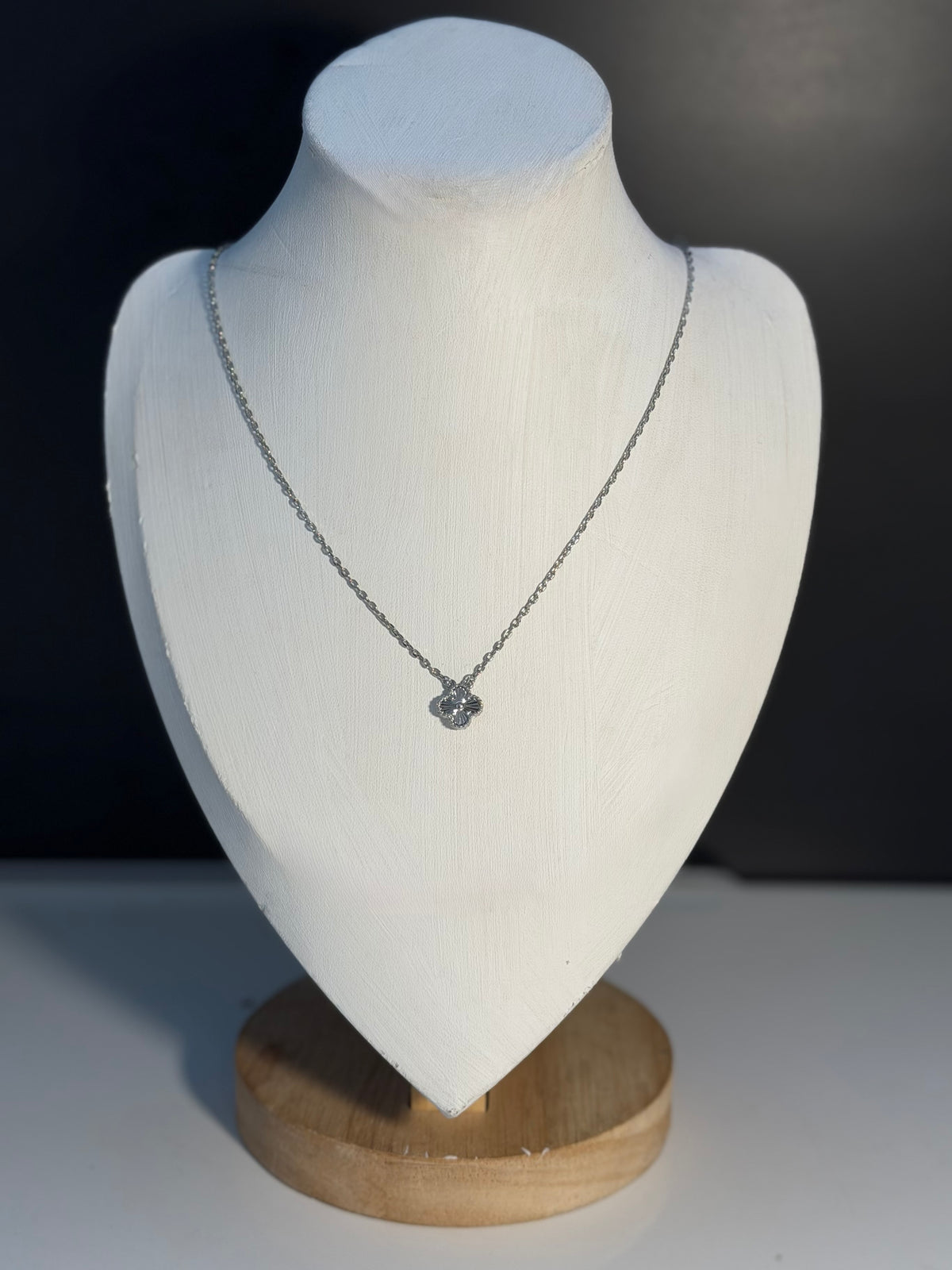 White Gold - Centered Clover Necklace size 10mm