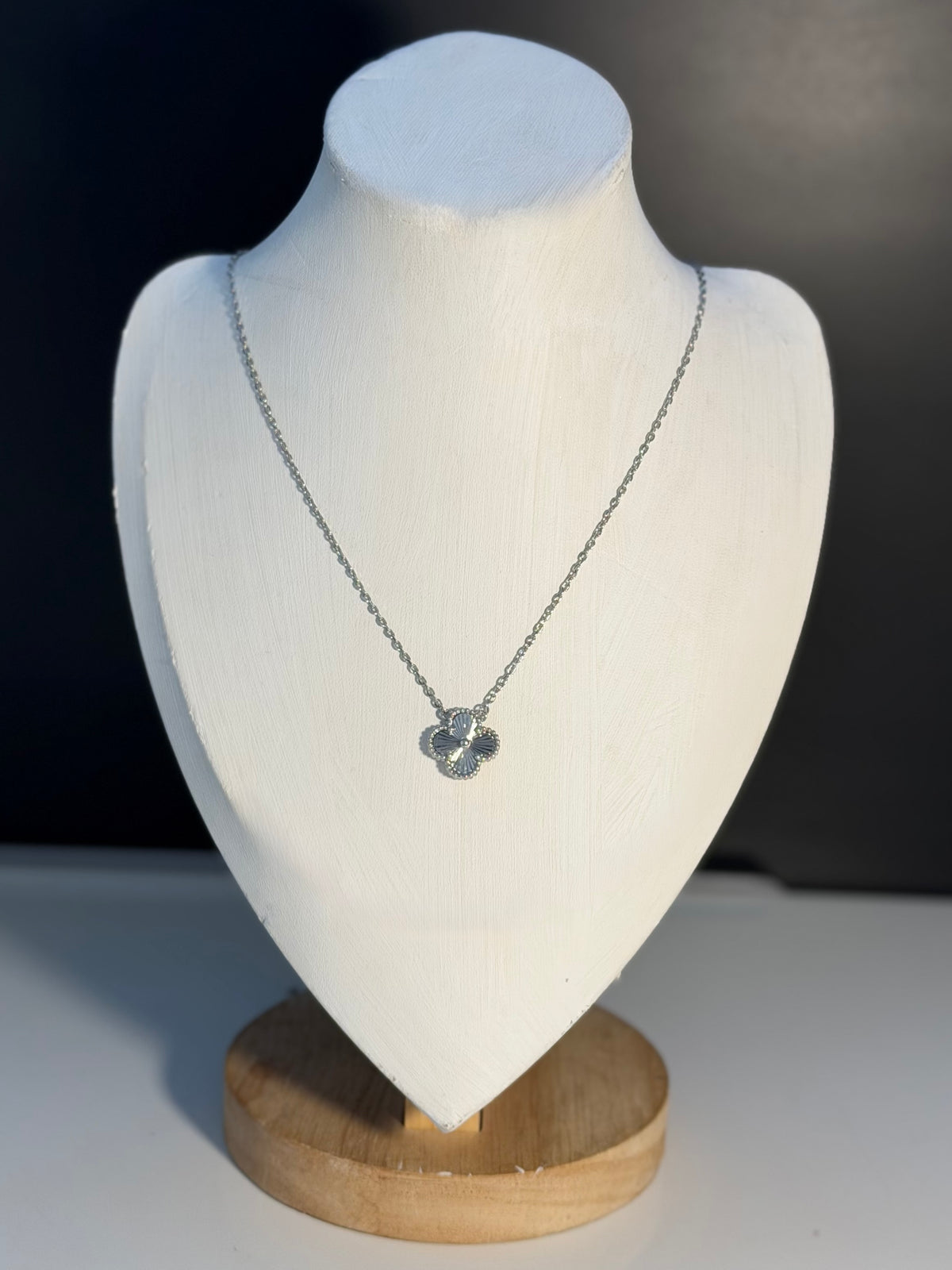 White Gold - Centered Clover Necklace size 15mm